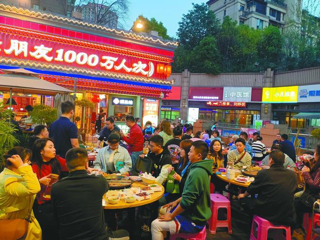 2025 重庆火锅的热辣滚烫麻将胡了2试玩网站消费周刊丨(图3)