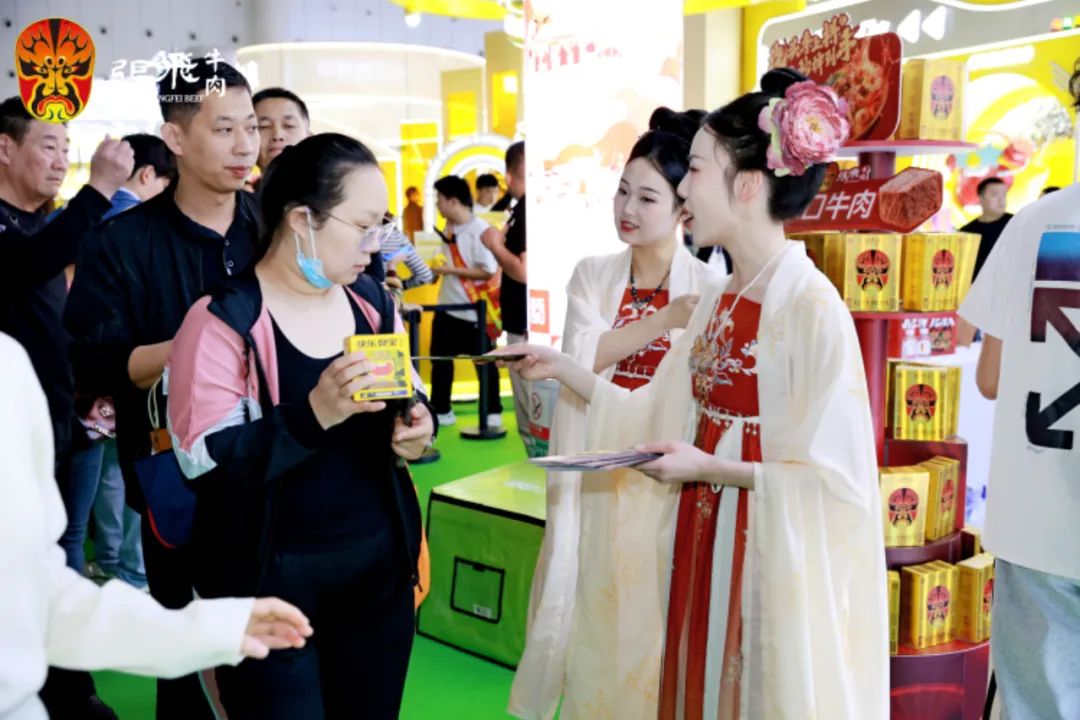 老字号破局 “内卷”迈向国民品牌之路麻将胡了免费试玩张飞牛肉闪耀糖酒会：(图3)