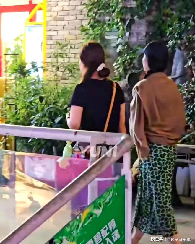 ！和好友相约吃火锅大热天戴围巾有原因麻将胡了电子游戏38岁刘亦菲成都庆生(图7)